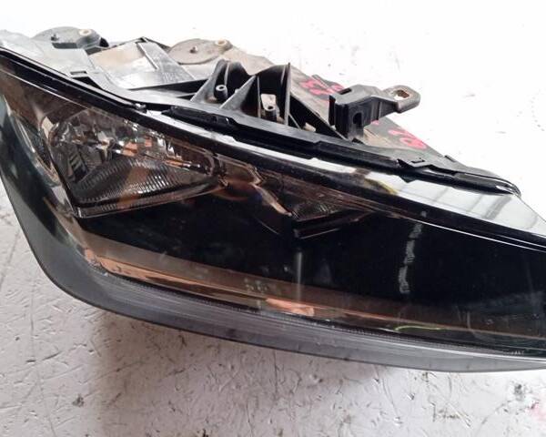 FARO DX AUDI Q2 2020 81A941004 (UN GANCIO ROTTO)