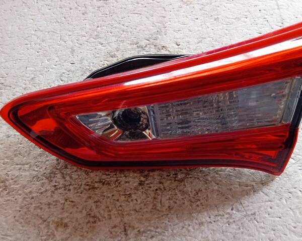 STOP POSTERIORE DESTRO INTEGRATO NEL PORTELLO PER TOYOTA Yaris Serie 1NZ (17>20