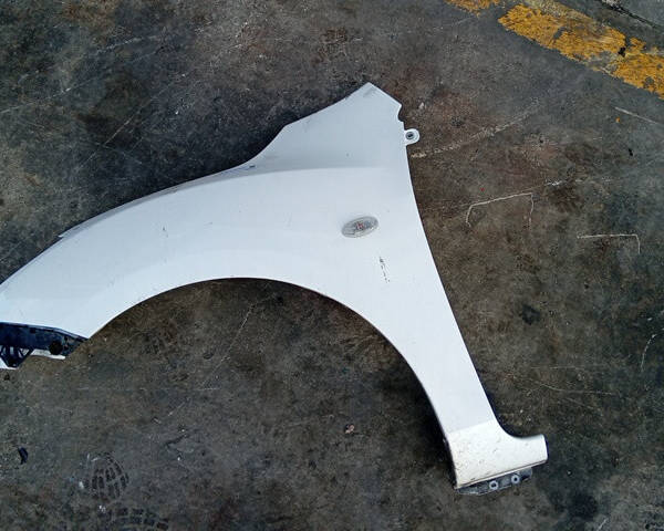 PARAFANGO ANTERIORE SINISTRO PER MAZDA 3 Berlina Serie Y6 (09>13)